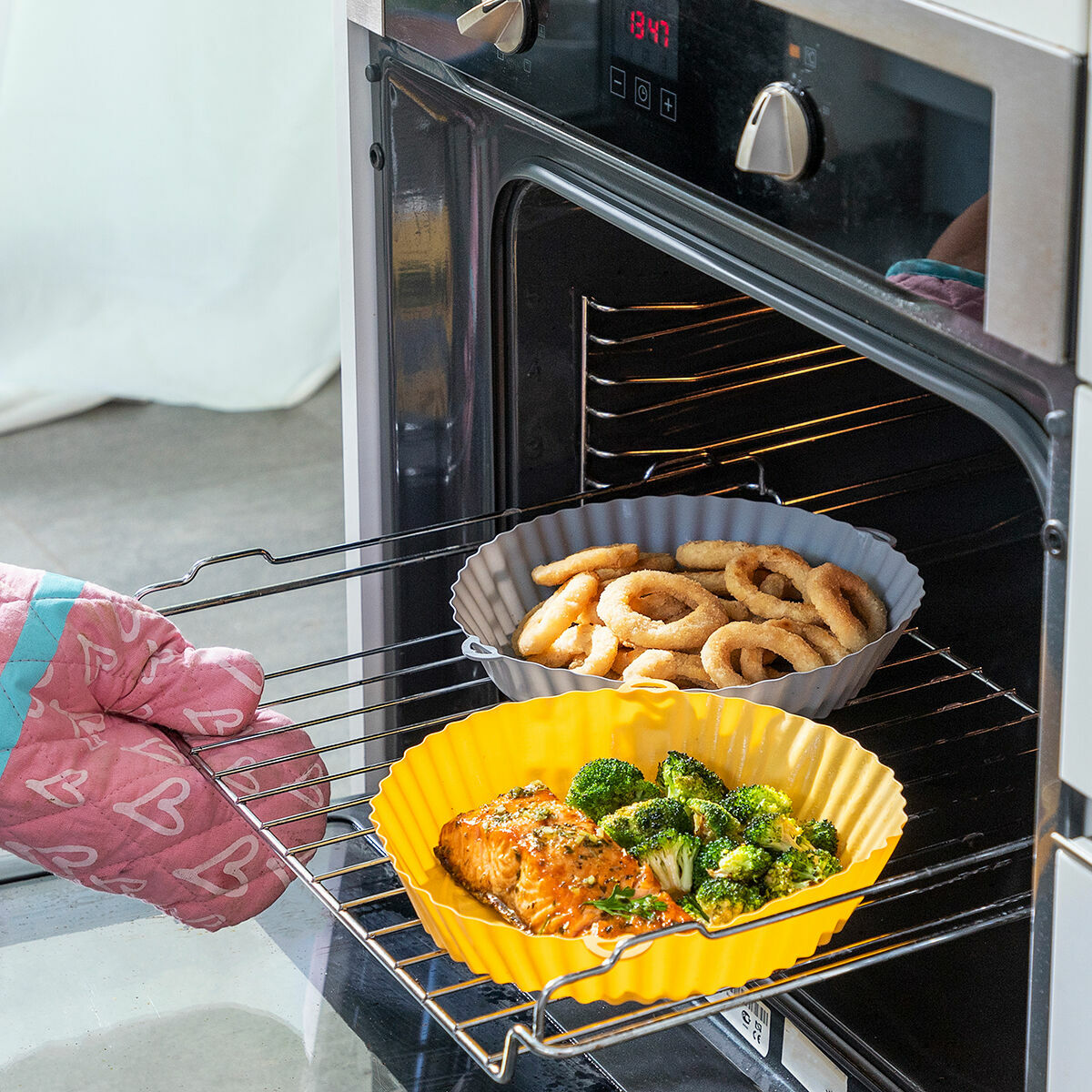 Set of 4 Silicone Baskets with Handles for Air Fryer and 2 Kitchen